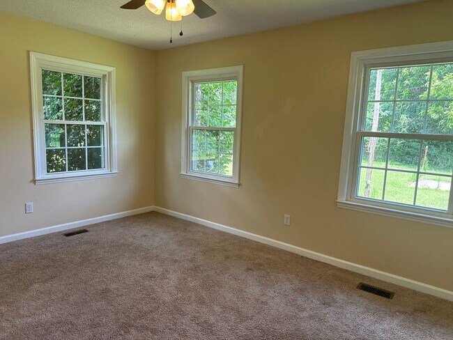 Building Photo - 3 bedroom 1.5 bath on Large Lot
