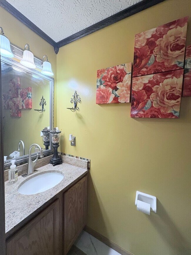 Building Photo - Furnished 4BR 2 BA Home w/ Covered Patio in Groveport!