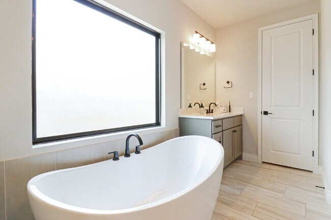 Building Photo - "Spacious 5-Bed Oasis with 4.5 Baths – You...