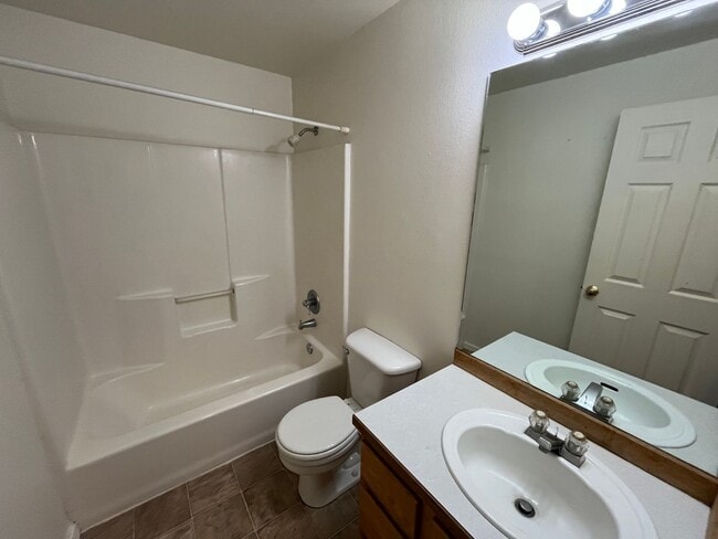 Building Photo - Cozy SE Bend 3 Bed/2 Bath Home on Large Co...