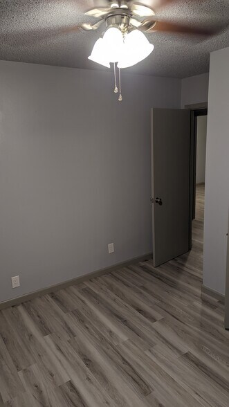 Building Photo - 402 Hickory St