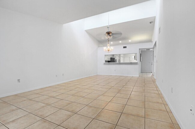 Building Photo - Bright & Airy 3-Bed Home Close to Universi...