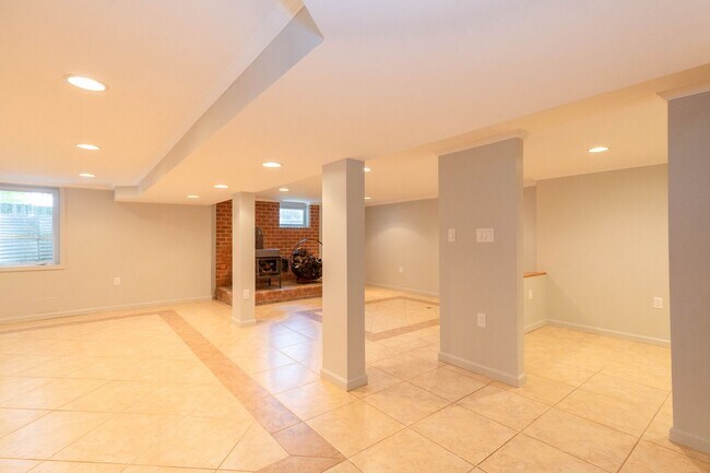 Building Photo - 4 Bed, 3, Bath Single Family Home in Ranson, WV