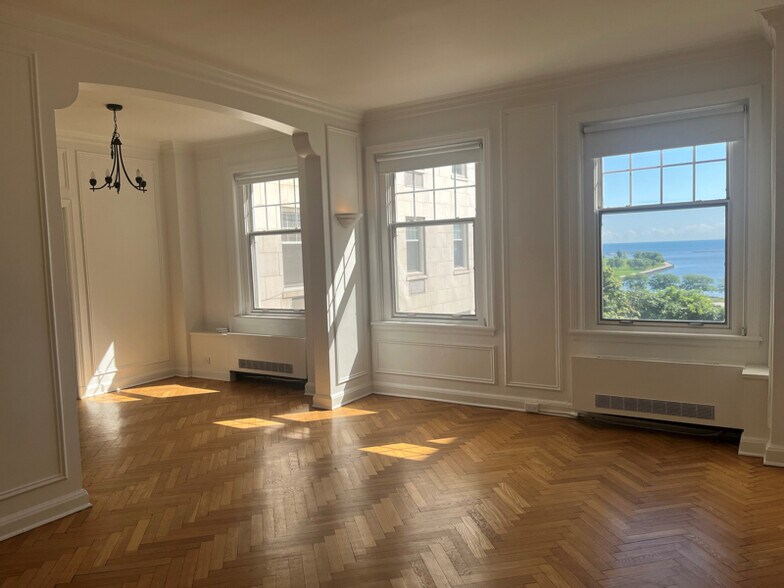 Building Photo - 925 E Wells St