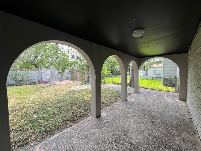 Building Photo - 3309 Mahan Dr