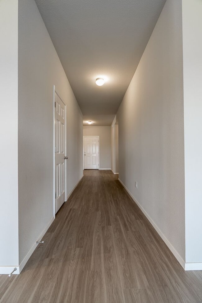 Building Photo - Large 4 Bedroom Home w/3 car Garage and Hu...