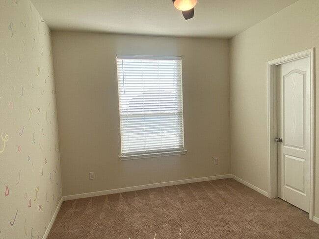 Building Photo - 4 BEDROOM, SHORT TERM LEASE AVAILABLE