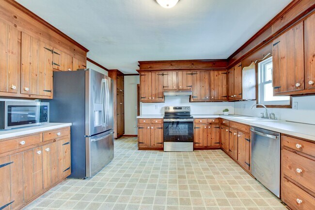 Building Photo - 609 Birch Dr