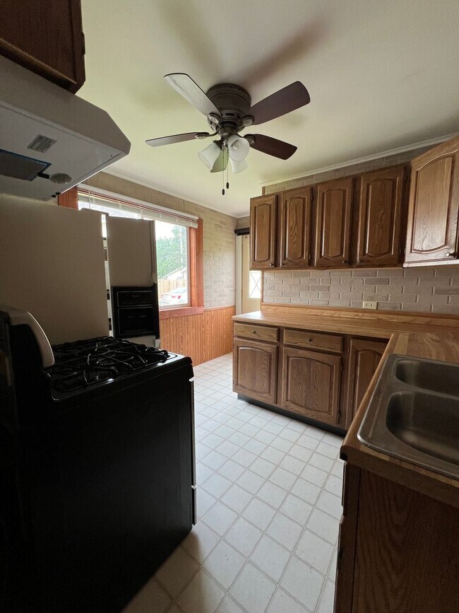 Building Photo - 4 Bedroom 2 Bath House Available in Wausau NOW!