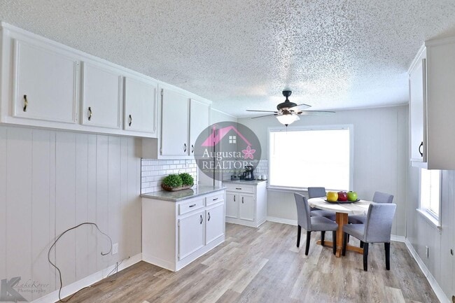 Building Photo - 3 Bedroom With Fresh Updates!
