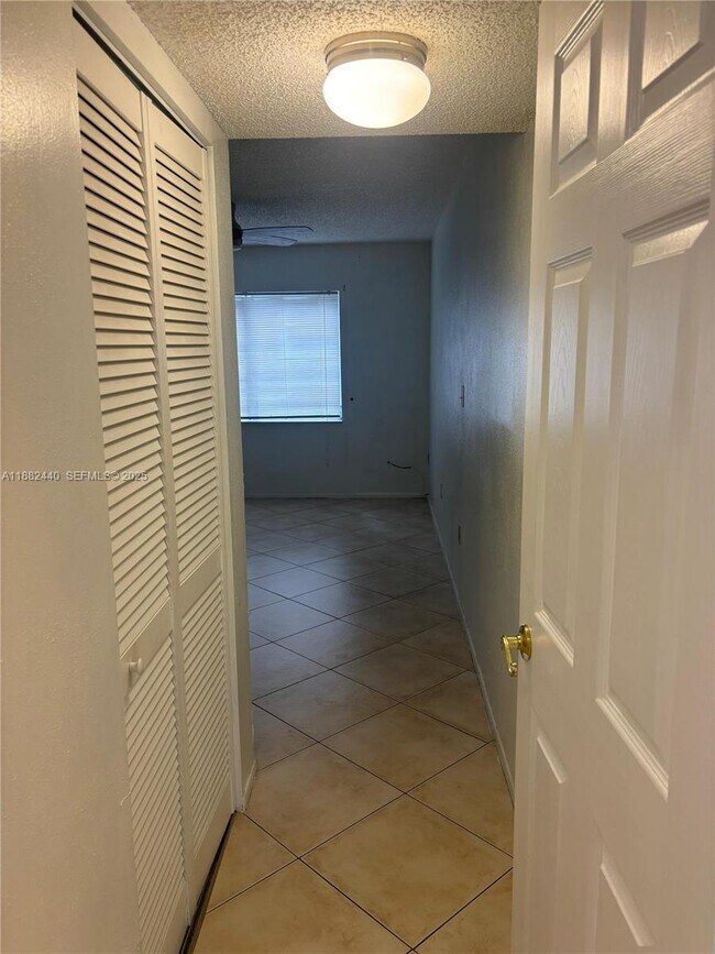 Building Photo - 3000 Sunrise Lakes Dr W