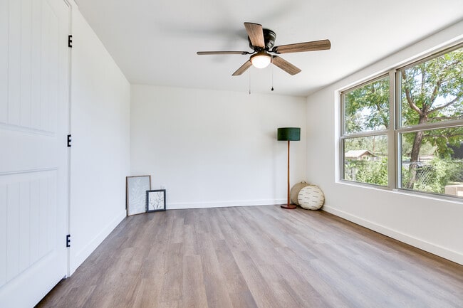 Building Photo - 512 E 18th St