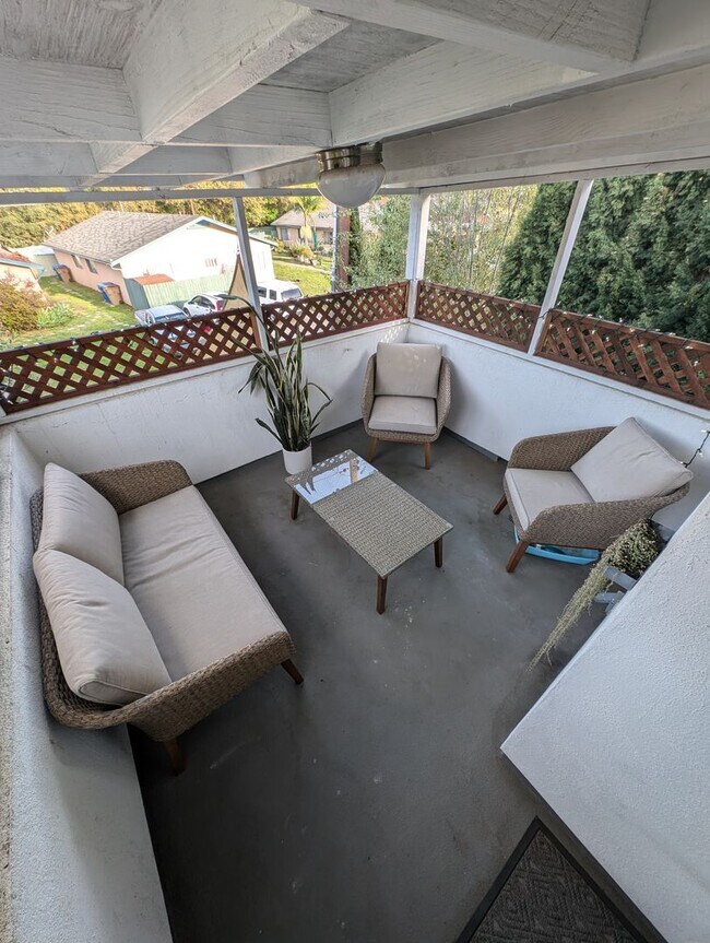 Building Photo - Quaint 2 Bedroom 1.5 Bathroom Townhome Style Unit In Santa Barbara