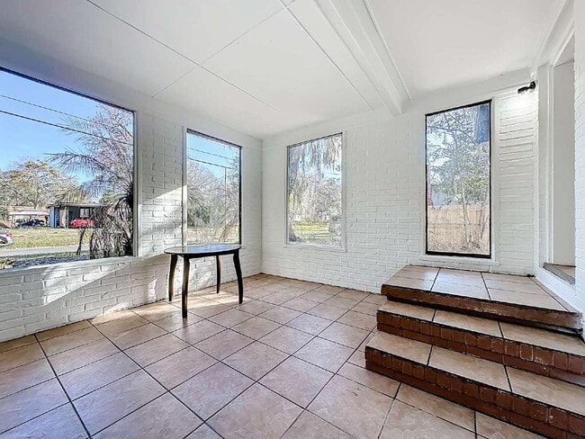 Building Photo - 5330 Quan Dr