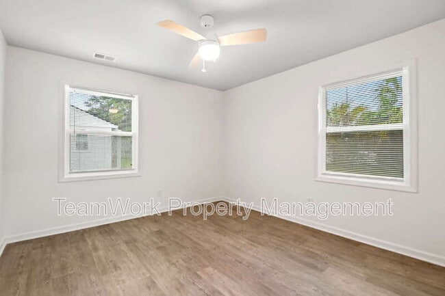 Building Photo - 3006 Azalea Dr