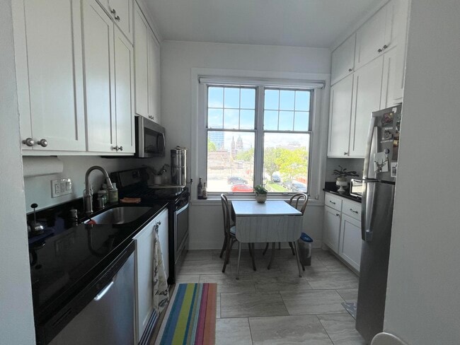 Building Photo - 925 E Wells St