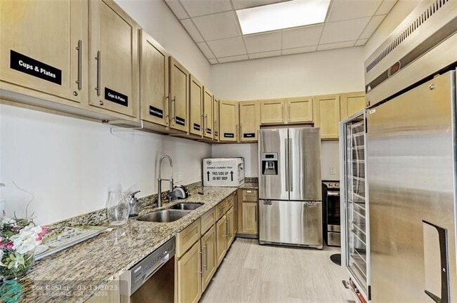 Building Photo - 2640 Lake Shore Dr