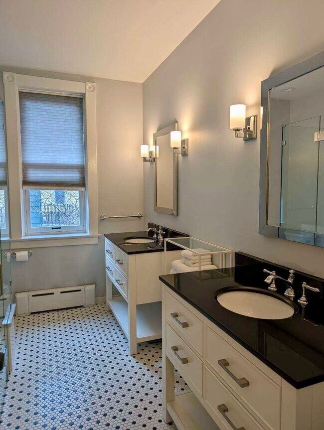 Building Photo - Stunning 3 bedroom main floor unit in prime Saint Paul location.