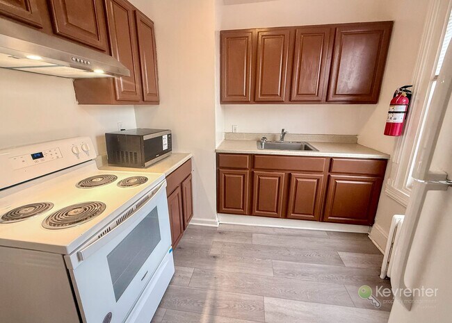 Building Photo - 16 N Rigby Ave