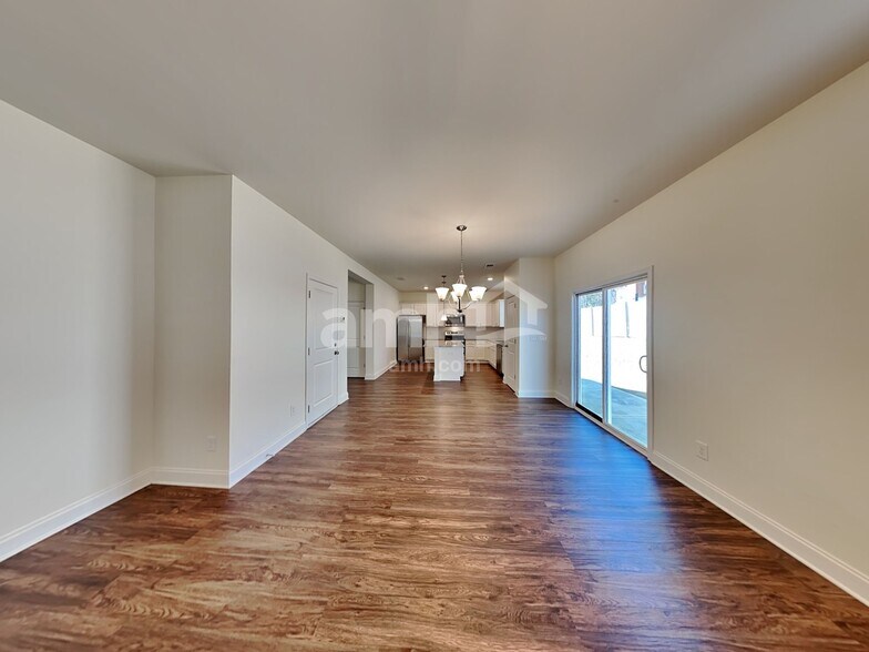 Building Photo - 607 Lk Vis Ct