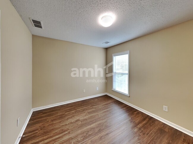 Building Photo - 607 Wallnut Hall Trl