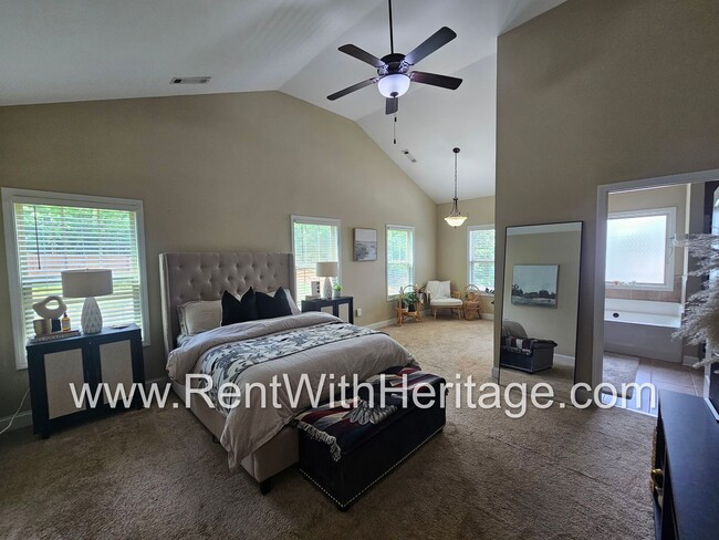 Building Photo - Gorgeous 3 bd / 2 bath / Attention to Deta...