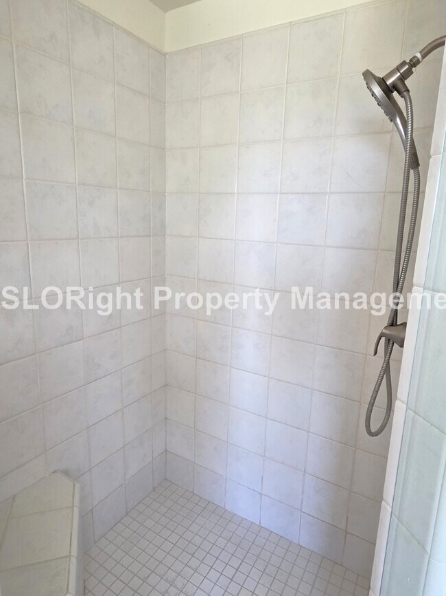 Building Photo - AVAILABLE NOW - 3 Bed/2.5 Bath Atascadero Home expansive property