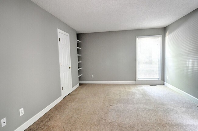 Building Photo - 3 bedroom Cul-de-sac Townhouse