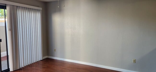 Building Photo - Great location!!!  3 bed 2 1/2 bath town h...