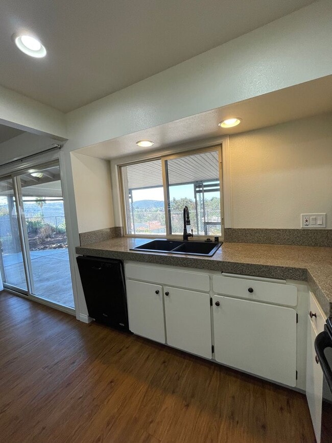 Building Photo - Terrific 3Br +/2Ba Single story house with...