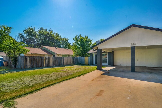 Building Photo - Modern 2 Bed, 2 Bath Multiplex in Austin, ...