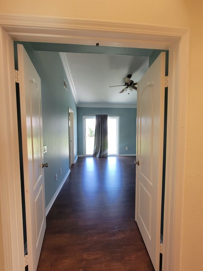 Building Photo - Beautiful 3 Bedroom, 2.5 Bathroom Home wit...