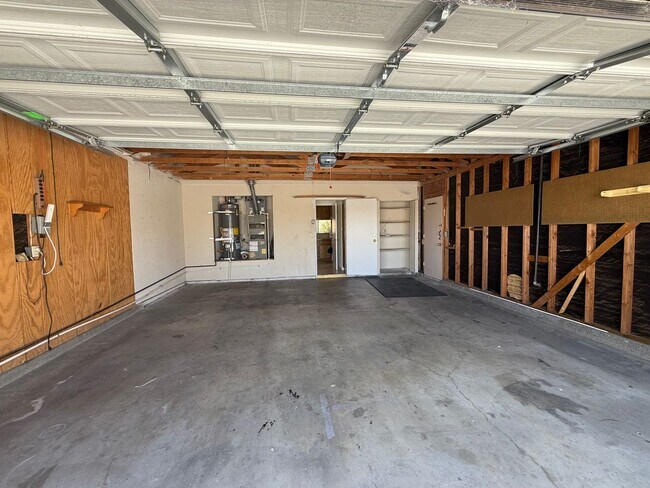 Building Photo - Silverlake's Home- 3 Bedrooms, 2 Bathrooms...