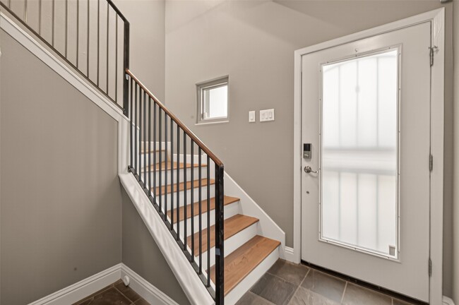 Building Photo - 1107 St Charles St