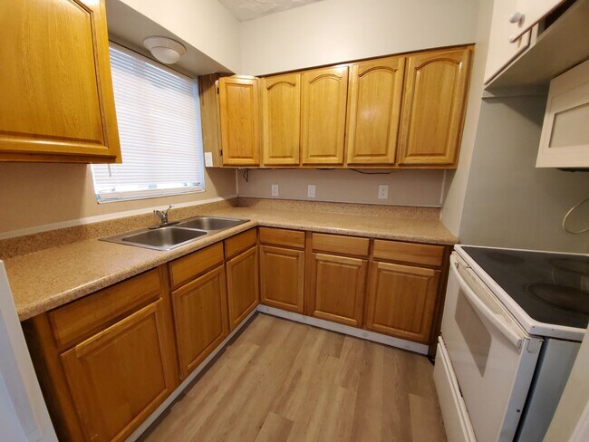 Building Photo - 3 bed / 2 bath Annual Rental Home in Brade...
