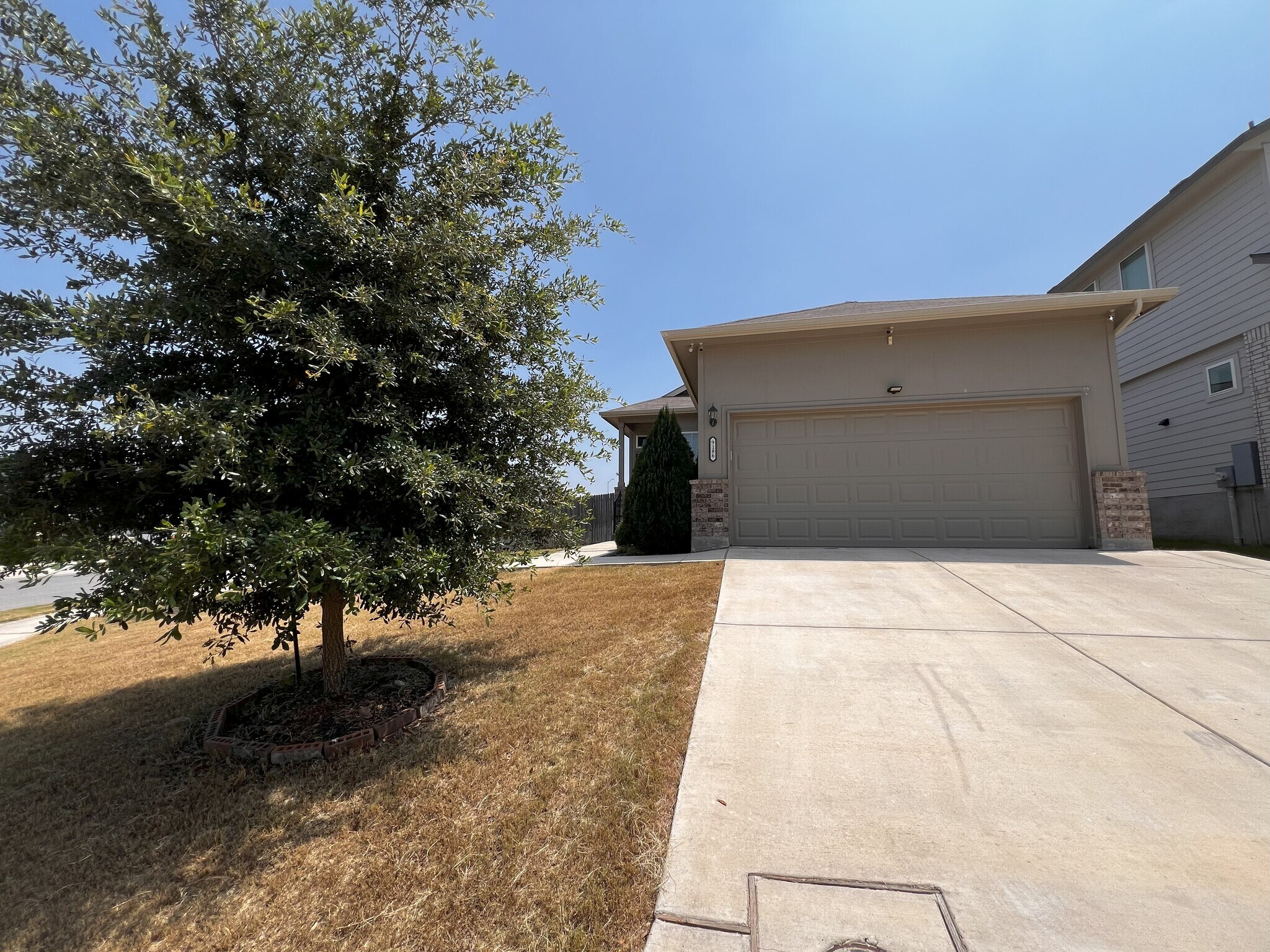 Garage and front lot view - 9186 Devils Riv