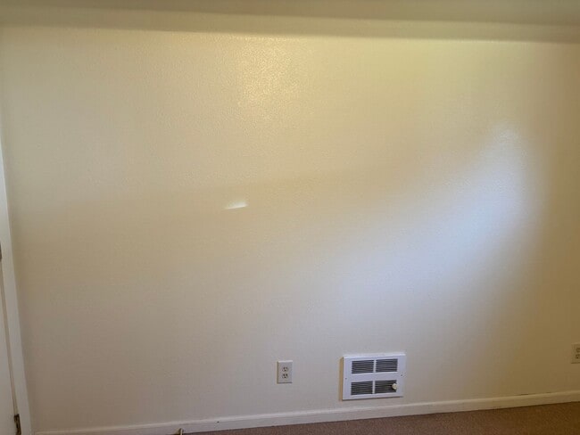 Building Photo - 1115 SE Roberts Ave