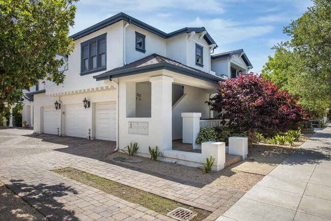 Building Photo - "Chic 1-Bed Retreat on Castillo: 870 Sq Ft...