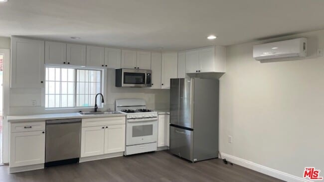 Building Photo - 1043 3rd Ave