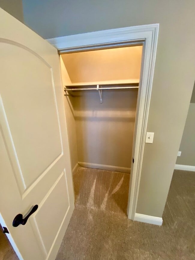 Building Photo - ** AVAILABLE JUNE 1ST ** STUNNING 4/3.5 IN...
