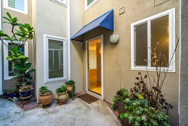 Building Photo - Stunning Waterfront Townhome in Huntington Beach!