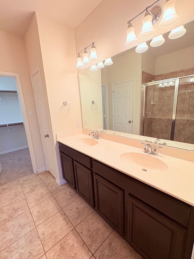 Building Photo - Large Home In Preston Village