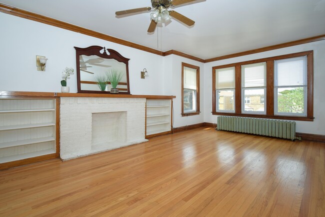 Living Rm - 5353 W Newport Ave