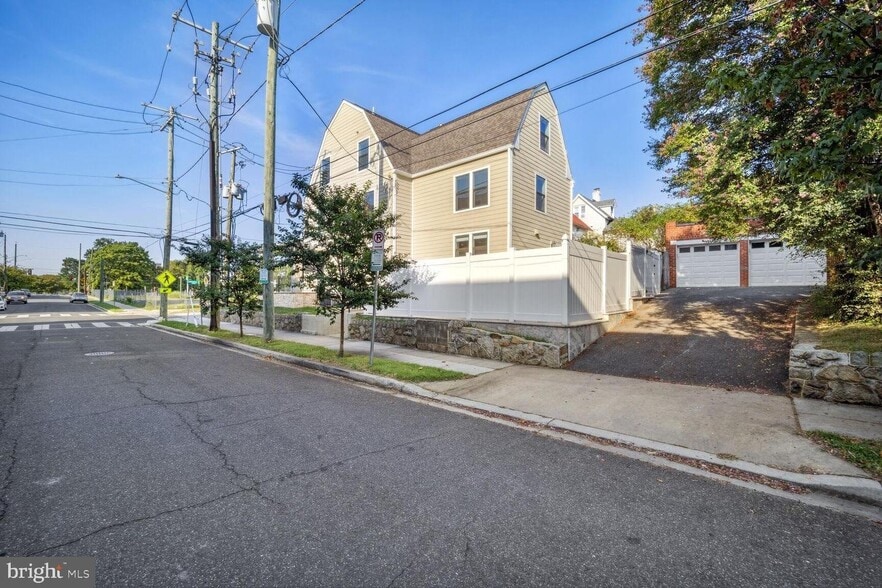 Building Photo - 901 Lawrence St NE