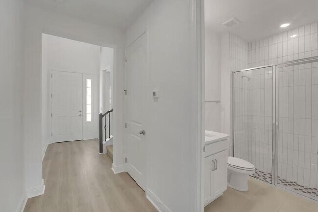 Building Photo - "Spacious 4-Bedroom Gem with 3 Full Baths in Charming Winter Garden!"