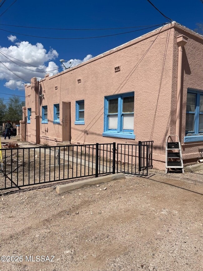 Building Photo - 334 N Vine Ave