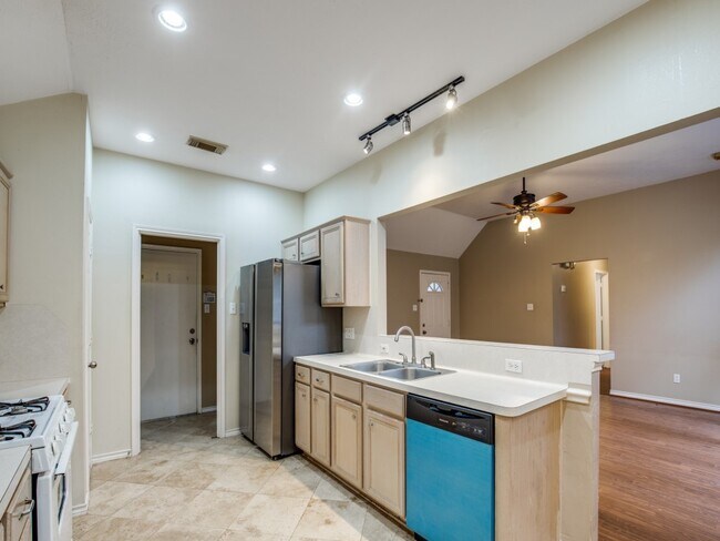 Building Photo - 3426 Mission Valley Dr