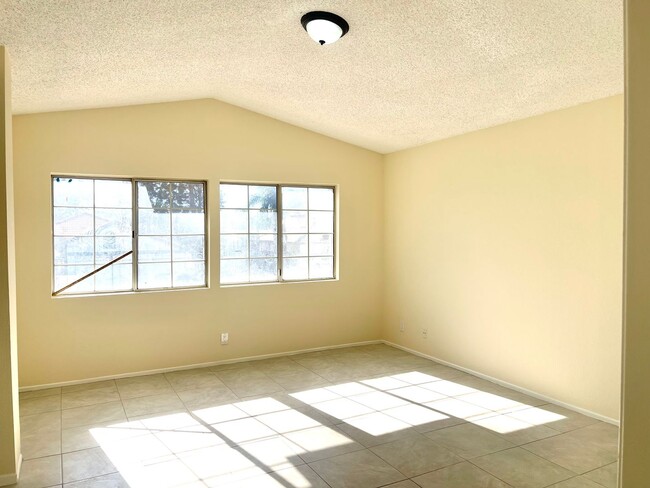 Building Photo - Spacious Five Bedroom Home in North Rialto...