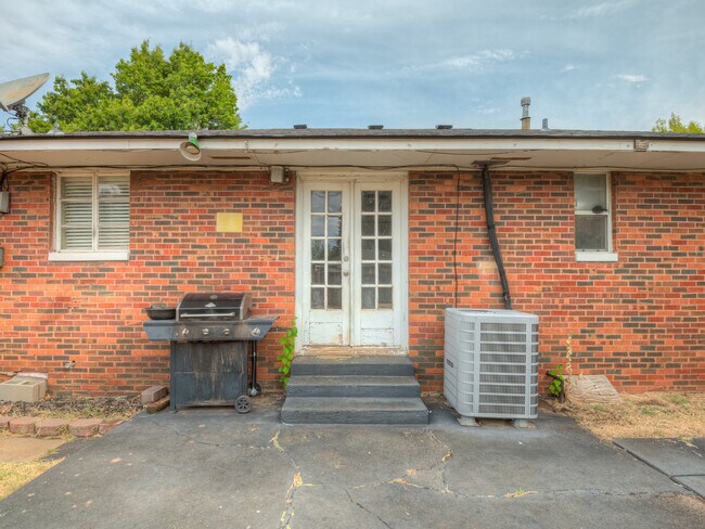 Building Photo - 1724 Churchill Way