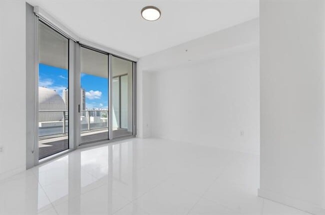 Building Photo - 851 NE 1st Ave